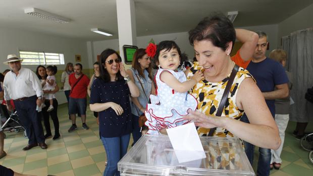 Una mujer vota en las pasadas elecciones municipales de Córdoba