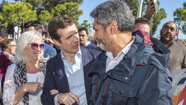 El presidente del PP, Pablo Casado, con Juan José Cortés en Huelva el día de su afiliación