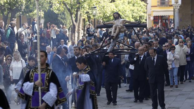 El Cristo de la Buena Muerte, hoy entrando en el Patio de los Naranjos de la Catedral de Córdoba