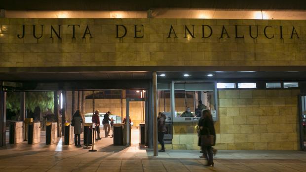 Entrada de la puerta de Torretriana, con los funcionarios entrando a trabajar