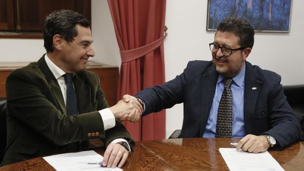Juanma Moreno y Francisco Serrano, en la firma del acuerdo de investidura del primero