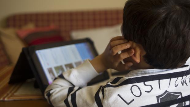 Un niño con autismo juega con una tablet