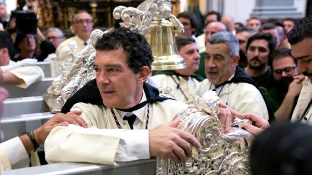 El actor malagueño Antonio Banderas participa como mayordomo del Trono de María Santísima de Lágrimas y Favores en las Cofradías Fusionadas