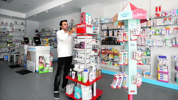 Interior de una farmacia cordobesa en el entorno del hospital Quirón
