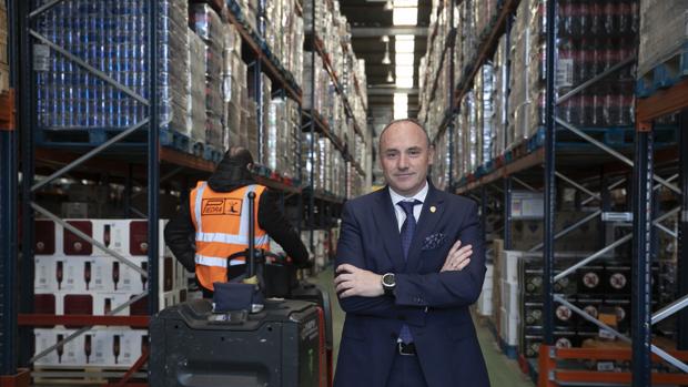 Javier Piedra en el almacén de la cadena que dirige, en el polígono de Las Quemadas