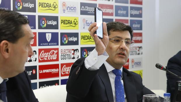 El presidente del Córdoba CF enseña un mensaje relativo al pago del millón de euros