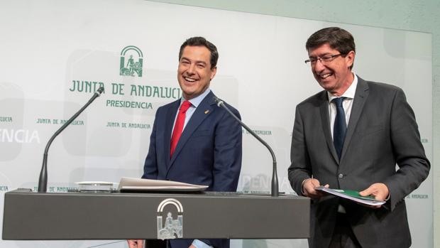 Juanma Moreno junto a Juan Marín en su comparecencia en San Telmo
