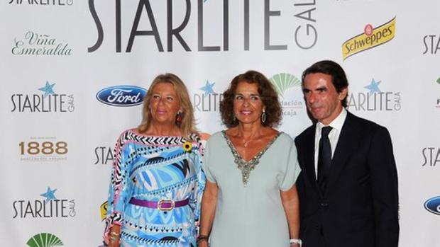 José María Aznar y Ana Botella con la alcaldesa de Marbella, Ángeles Muñoz, en Starlite