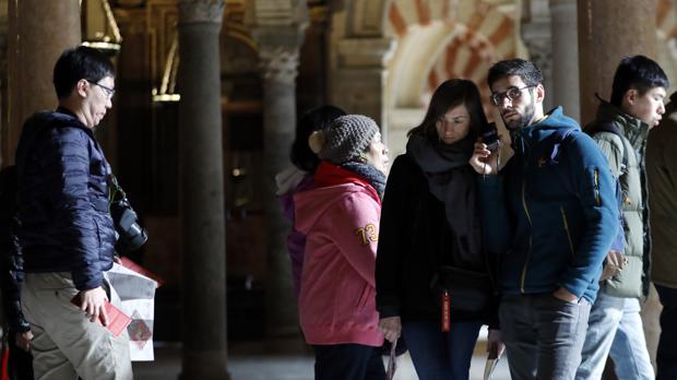 Turistas en el interior de la Mezquita-Catedral de Córdoba