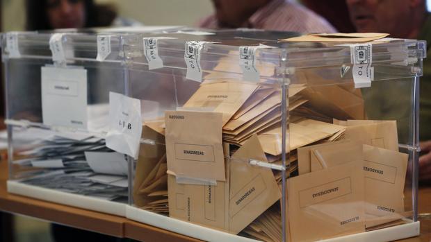 Urnas llenas de votos en un colegio electoral en Málaga