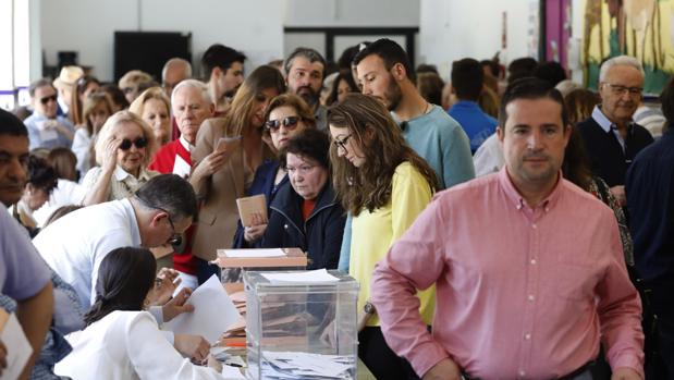 Concurrrido ambiente el domingo en las mesas electorales del colegio Colón