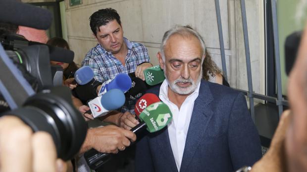 Los periodistas preguntan a Fernando Villén a su salida del juzgado