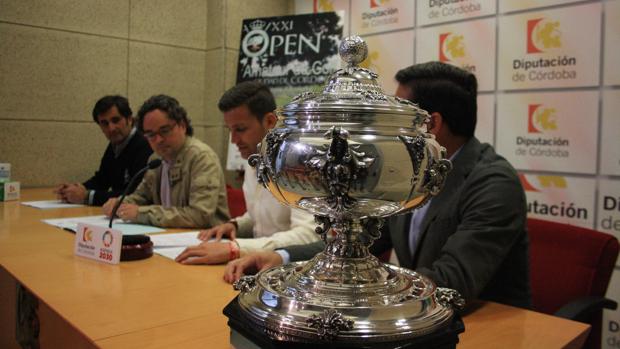El trofeo de la Copa Albolafia, este lunes, durante su presentación