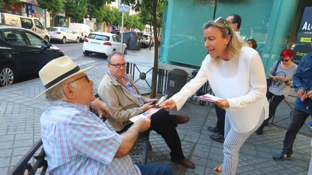 Isabel Albás durante su visita a Ciudad Jardín