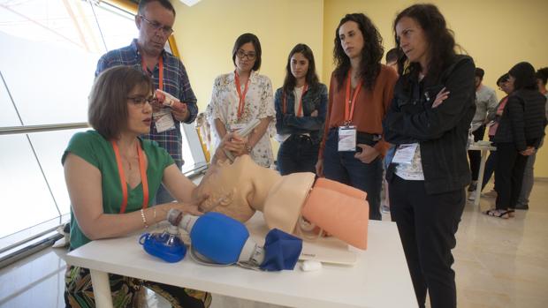 Uno de los talleres que se imparten en el congreso sobre cuidados de emergencia