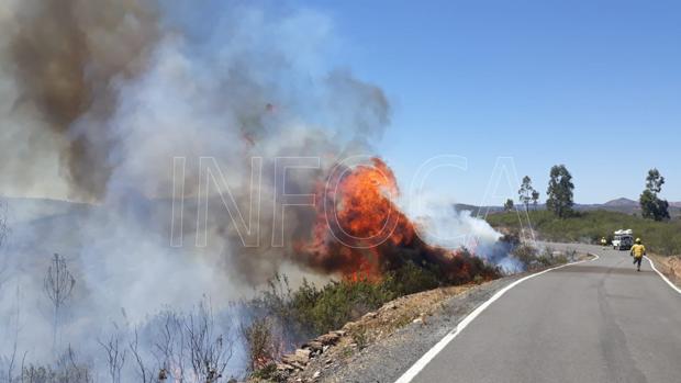 Un bombero se dirige al fuego en Berrocal