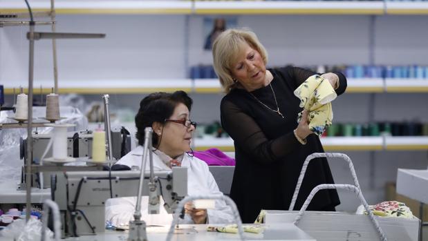Matilde Cano, en el taller de la empresa con una trabajadora