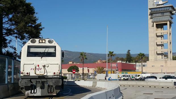 El convoy con el que ha quedado restablecido el tráfico ferroviario de mercancías en el Campo de Gibraltar