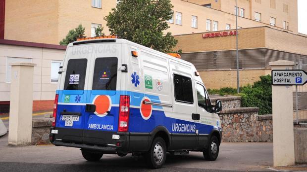 Una ambulancia a la entrada de un centro hospitalario