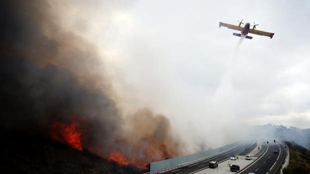 Uno de los aviones que participaron en las labores de extinción junto a la AP-7