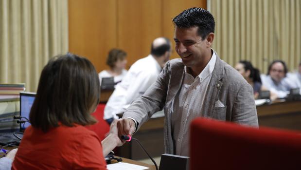 Isabel Ambrosio y Pedro García se saludan en el último Pleno del mandato