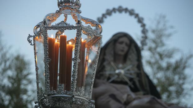 Los faroles del Huerto iluminan el paso de la pro hermandad del Traslado al Sepulcro de Córdoba