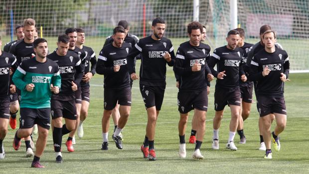 La plantilla del Córdoba CF trota en la Ciudad Deportiva Rafael Gómez