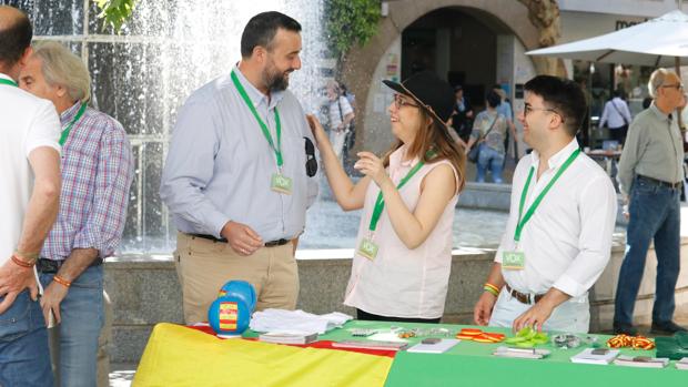El candidato de Vox, Rafael Saco, ayer en una mesa informativa de este partido