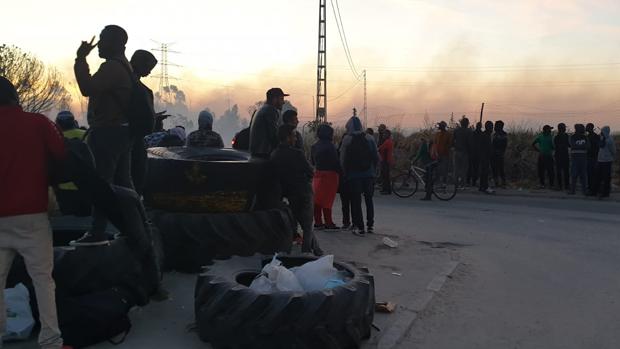 Algunas de las personas desalojadas por el fuego en el asentamiento