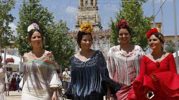 Jóvenes vestidas de flamencas en la pasada Feria