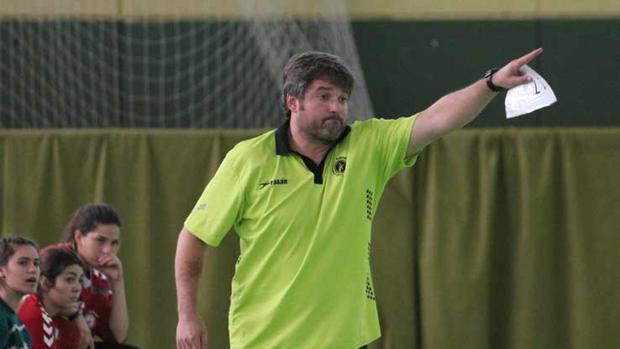 Paco Bustos dando instrucciones en un partido con Adesal