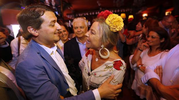 José María Bellido saluda a Isabel Albás (Cs) en una caseta de la Feria de Córdoba este lunes