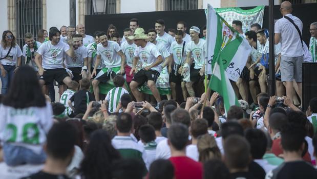 La plantilla del Córdoba Futsal celebra el ascenso en la plaza de las Tendillas