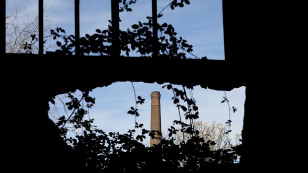 Imagen de una de las chimeneas del cerco industrial de Peñarroya-Pueblonuevo