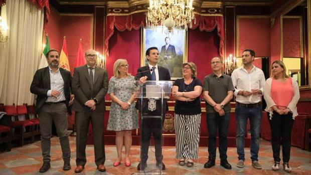 Francisco Cuenca, junto a los concejales electos del PSOE en Granada, este viernes