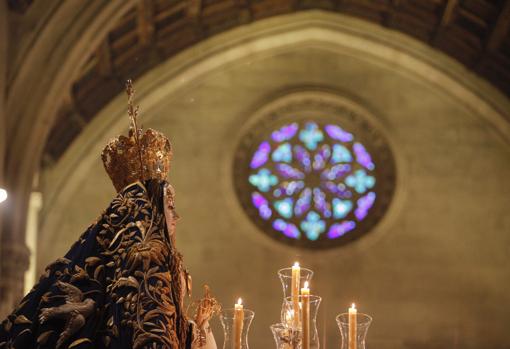 La Virgen de los Dolores, con el manto de los palomas