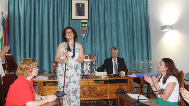 La nueva alcaldesa de Castro del Río, con el bastón de mando