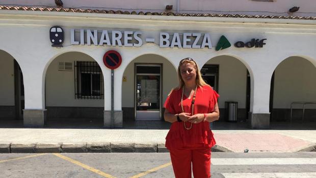 La diputada Ángela Hidalgo, en la estación Linares-Baeza