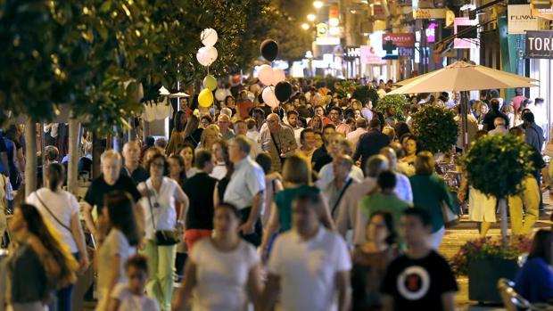 Calles del centro de Córdoba llenas de gente en la pasada edición de la «Shopping Night»