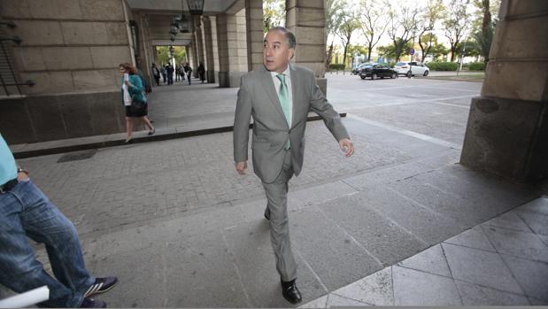 El juez Juan Gutiérrez Casillas llega a los juzgados