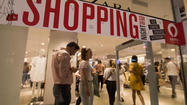 Cartel promocional en Zara Córdoba anunciado la «Shopping Night» de 2018