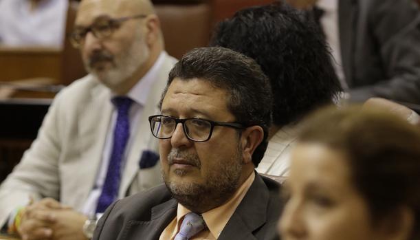 Francisco Serrrano, en primer término; detrás, el portavoz de Vox, Alejandro Hernández