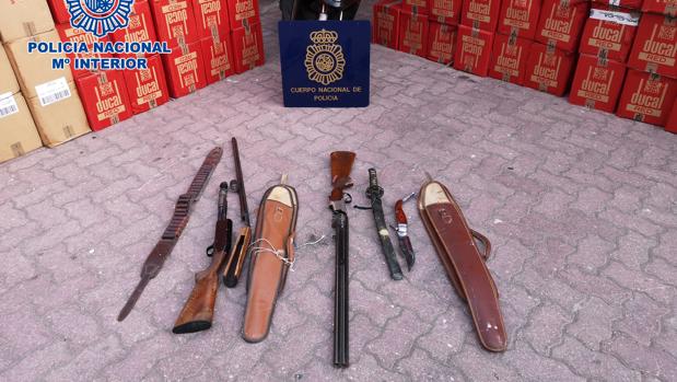 Imagen de las armas y parte del tabaco intervenido en esta operación
