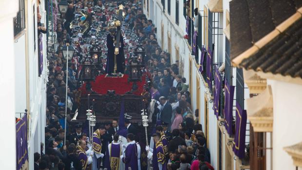 La hermadad de Pasión haciendo estación de penitencia en la Semana Santa de Córdoba