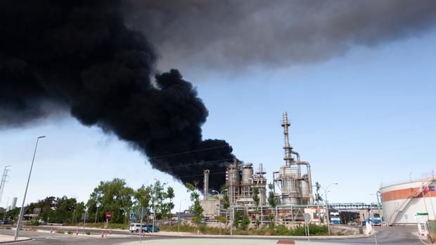 Imagen de la columna de humo que provocó el incendio de este martes en Indorama
