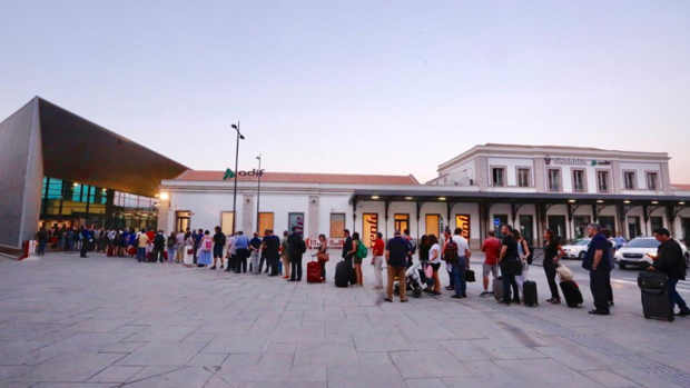 La cola de pasajeros se ha prolongado por la plaza de la estación de Granada.