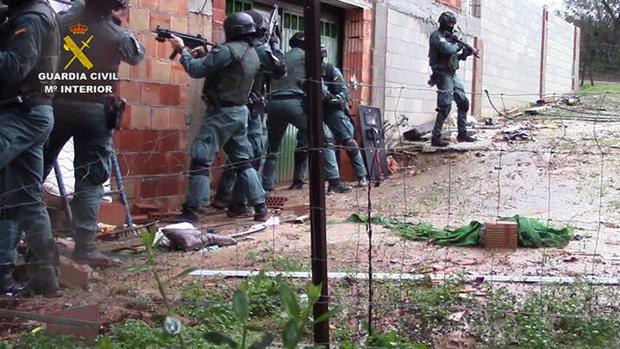 Agentes de la Guardia Civil durante una de las operaciones realizadas en el Campo de Gibraltar