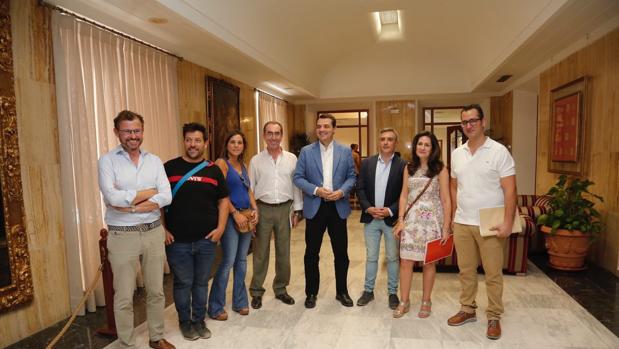 El alcalde de Córdoba, José Carlos Bellido, en el centro, junto a representantes vecinales y comerciantes