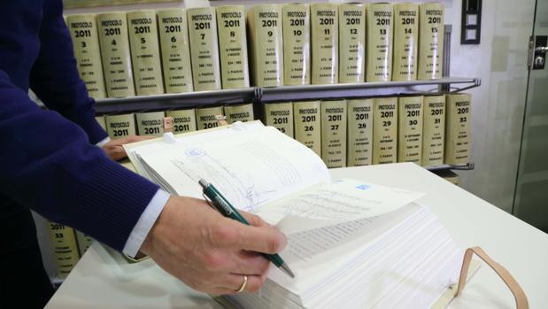 Un libro con protocolos notariales
