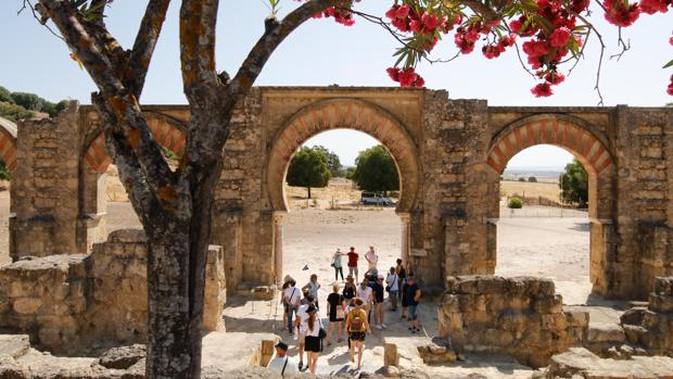 Pórtico oriental y plaza de armas de Medina Azahara